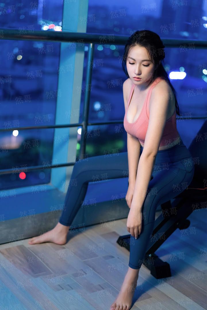 两只大兔子来回晃动的图片
