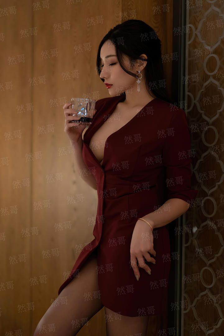 小情侣在破旧的房子里